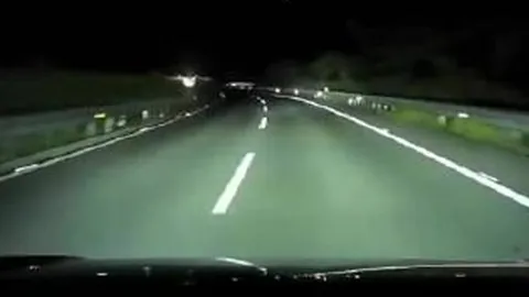 电竞品牌联名运动，跨界鞋款受热捧